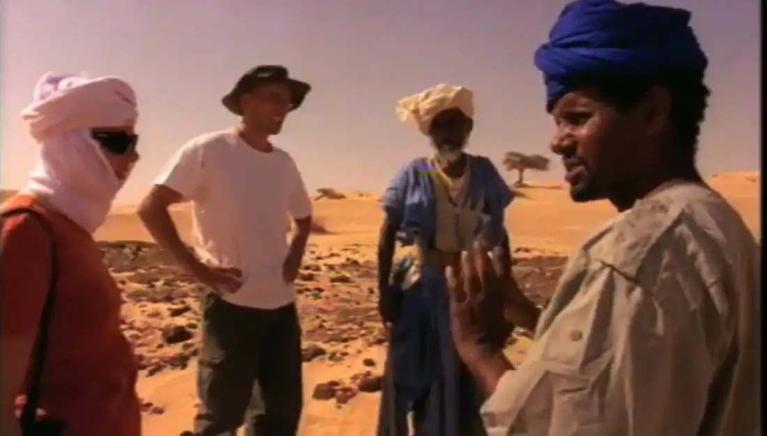 Сара Рассел (крайняя слева) и Фил Блэнд (второй слева) с местными гидами во время их экспедиции по пустыне / Granite Productions