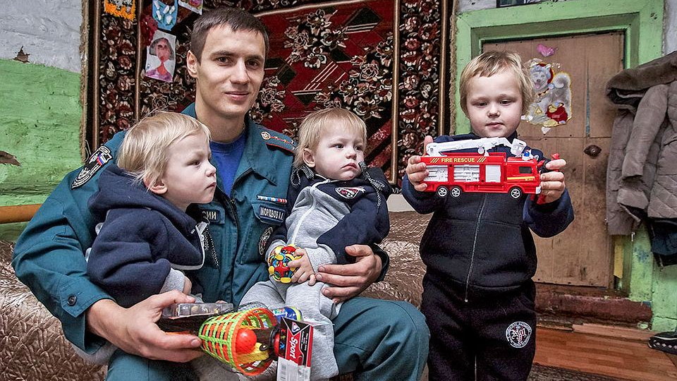 В Самаре пожарный Александр Мордвов вынес годовалых мальчишек-близнецов из огня