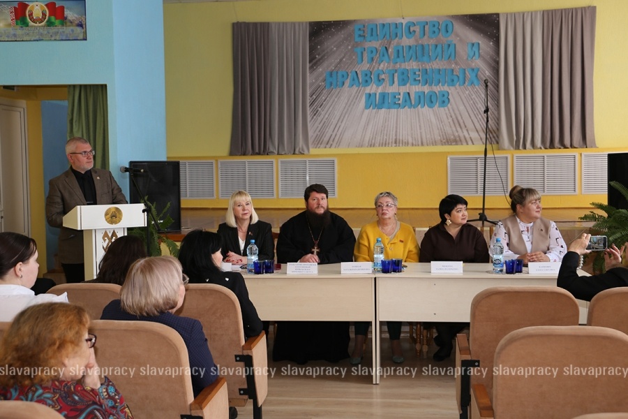     Союзный мост от парты к сердцу: в Копыле прошел международный творческий форум