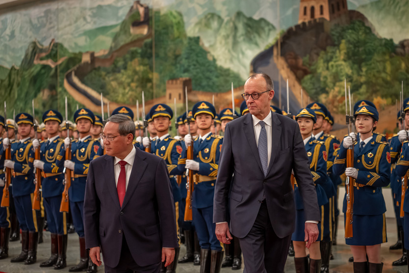    Премьер-министр Китая Ли Цян и канцлер Германии Фридрих Мерц   
Фото: Michael Kappeler / TASS