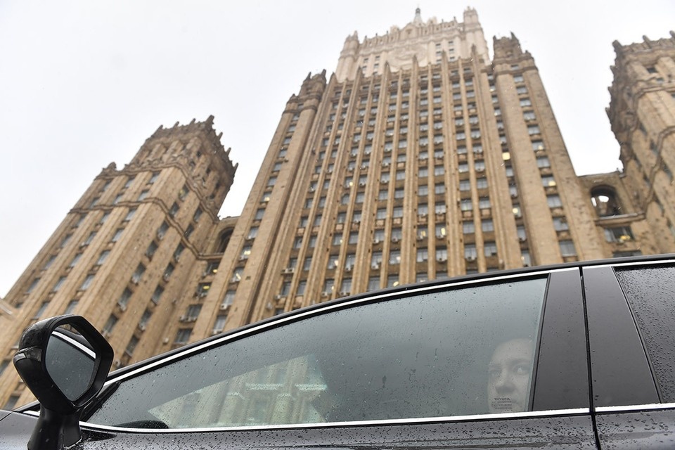    В Министерстве иностранных дел РФ заявили, что мировое сообщество должно поддерживать усилия Москвы по урегулированию ситуации на Украине. Иван МАКЕЕВ