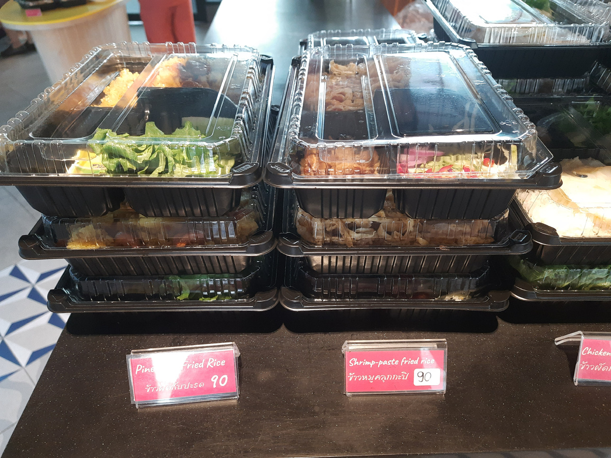 В ланч-боксах салаты, рис, курица или свинина, яйцо и соусы