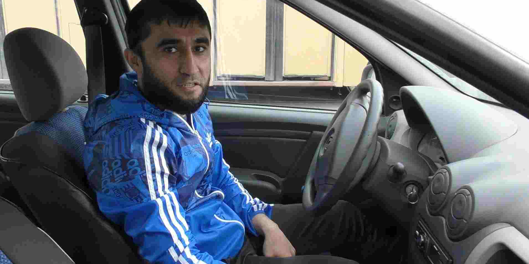 Мигрант перепутал трудовой патент с пропуском в Кремль: почему лёгкие деньги для «незаменимых» в такси и доставке внезапно закончились