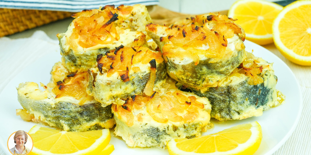 Запечённый минтай с луком — сочный и ароматный