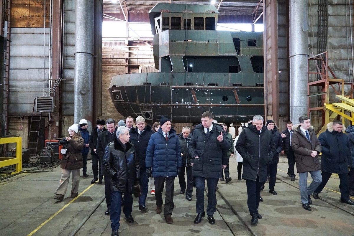    На Самусьском судостроительном заводе Николаю Патрушеву показали новые буксиры и баржи. / Иван Егоров/РГ
