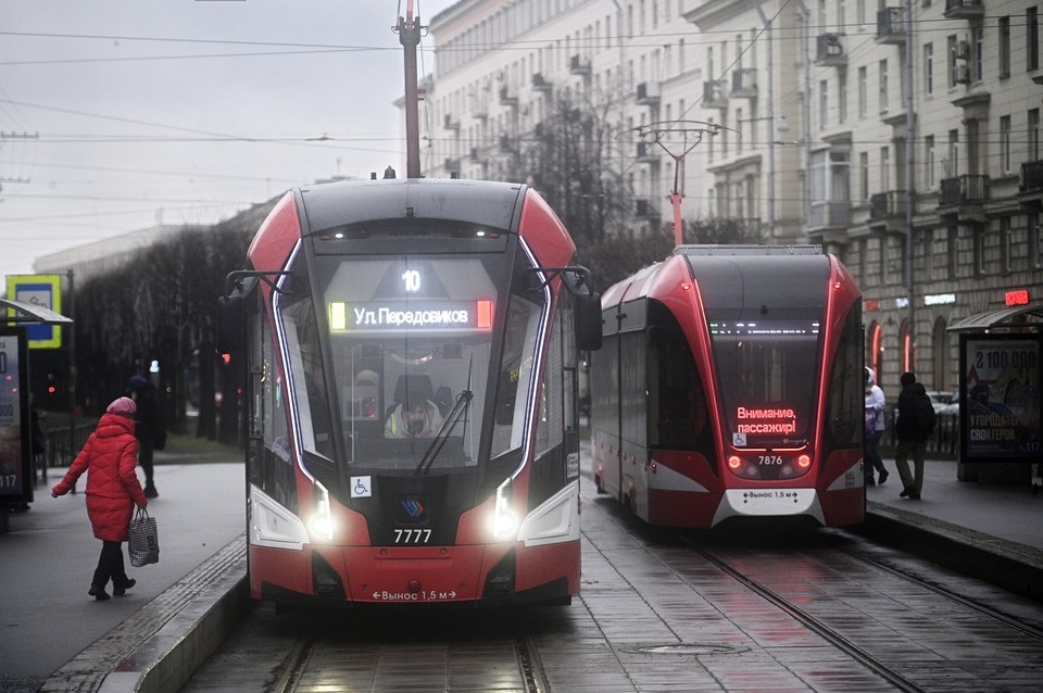    Изначально хотели купить 25 вагонов за 4,09 млрд рублей. Алексей БУЛАТОВ