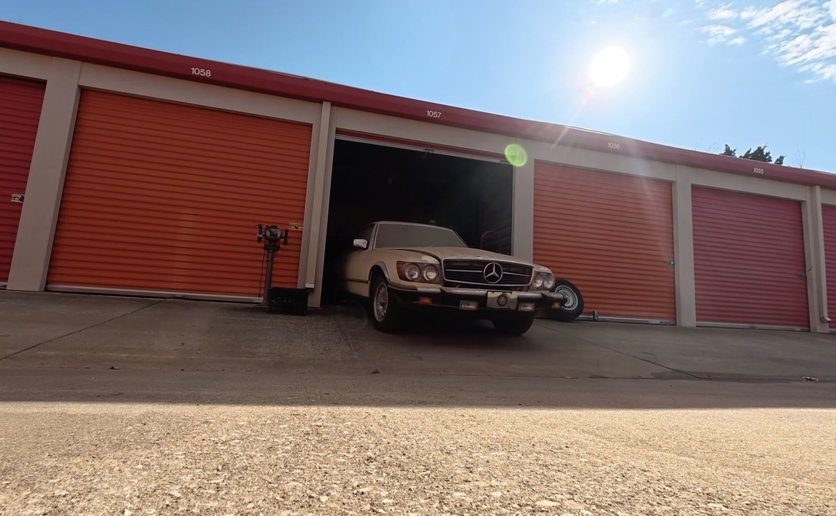    Этот Mercedes-Benz 450 SLC стоит в хранилище с 2020 года, но по факту на нем никто не ездил уже около 15 лет