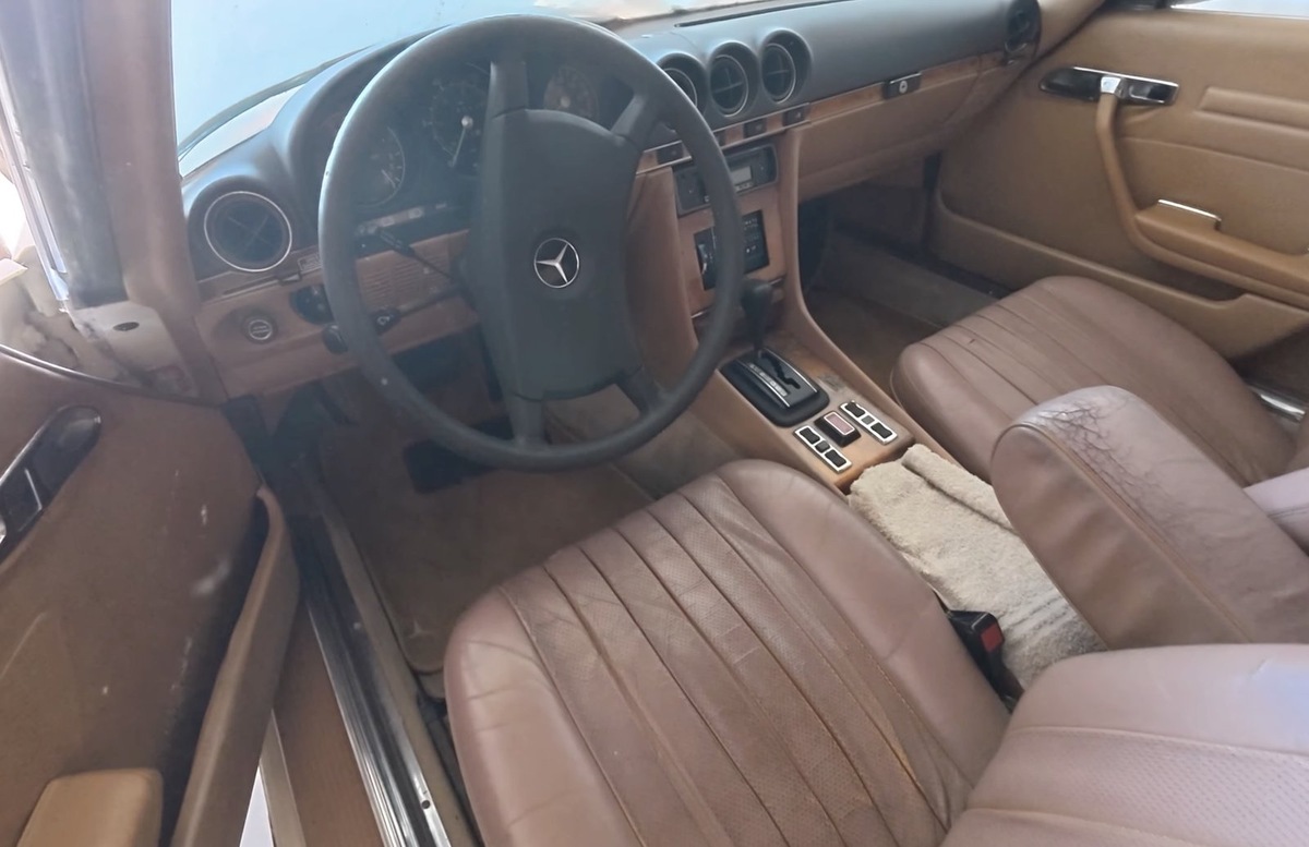    Автомобиль оснащен электрическими стеклоподъемниками, люком и кожаным салоном