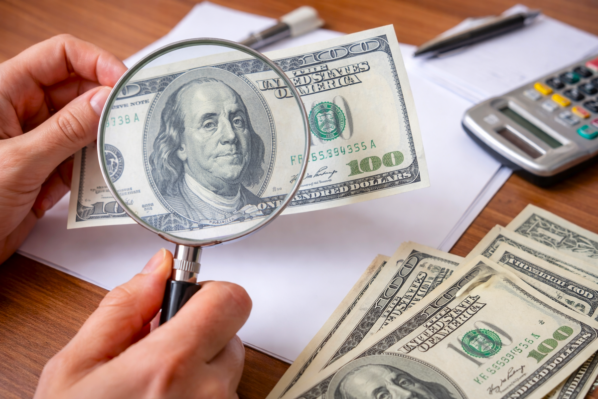 Если вам в руки попала фальшивая банкнота, сообщите о ней в соответствующие органы.