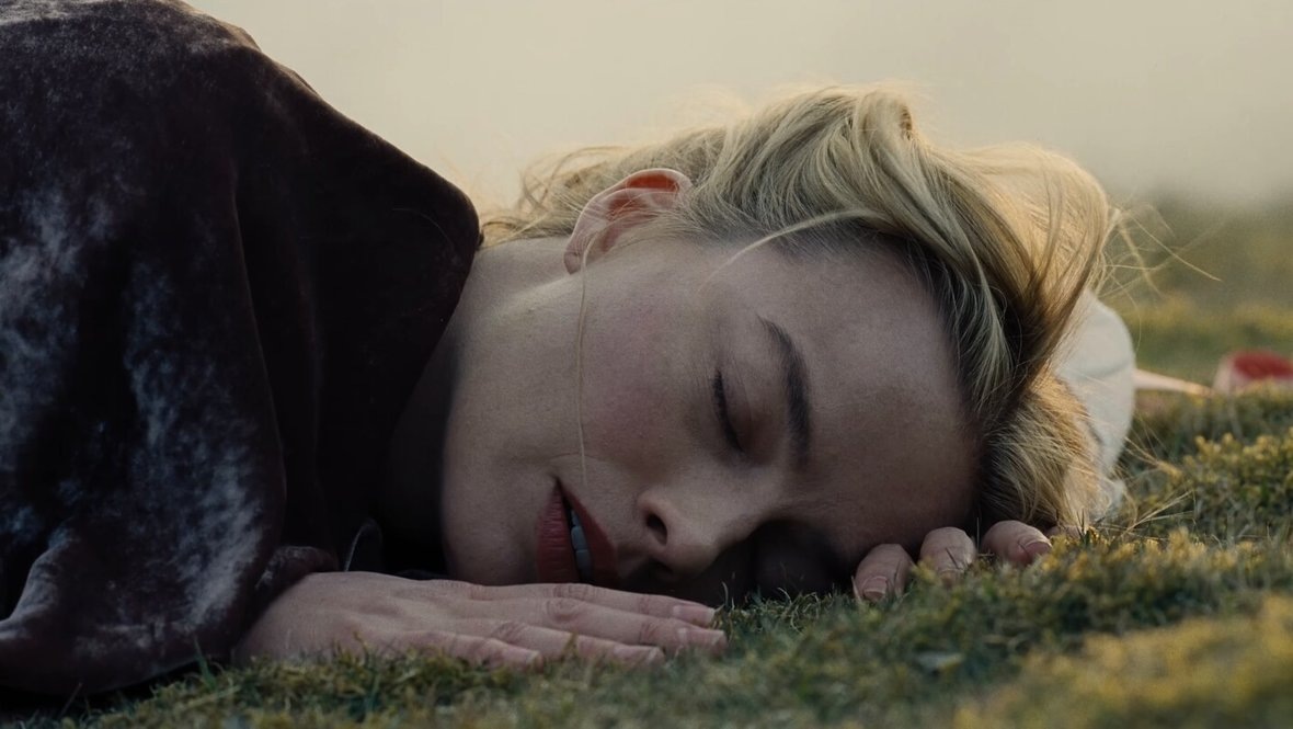 Фильм концентрируется на любовной линии главных героев и почти полностью убирает вторую сюжетную ветку романа; кадр из фильма «Грозовой перевал», 2026