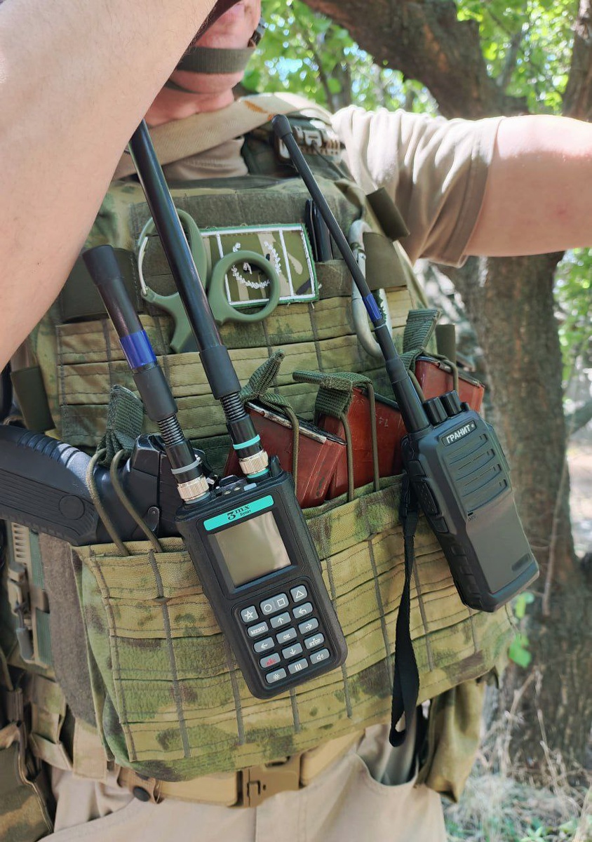 БК для 7,62 мм, 3 бакелитовых магазина под 7,62 мм обр. 1943 года. Из-за значительной кривизны магазины наползают друг на друга и цепляются при извлечении