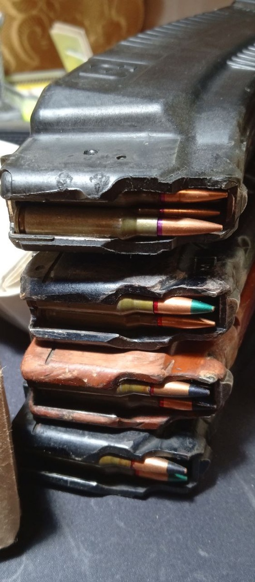 Почти полная номенклатура 5,45 мм сверху вниз - ПП, Т, ПС БП, БП и Т. Верхний магазин на 60 мест от стич профи. Работает нормально, но если его не долбить пяткой при использовании.