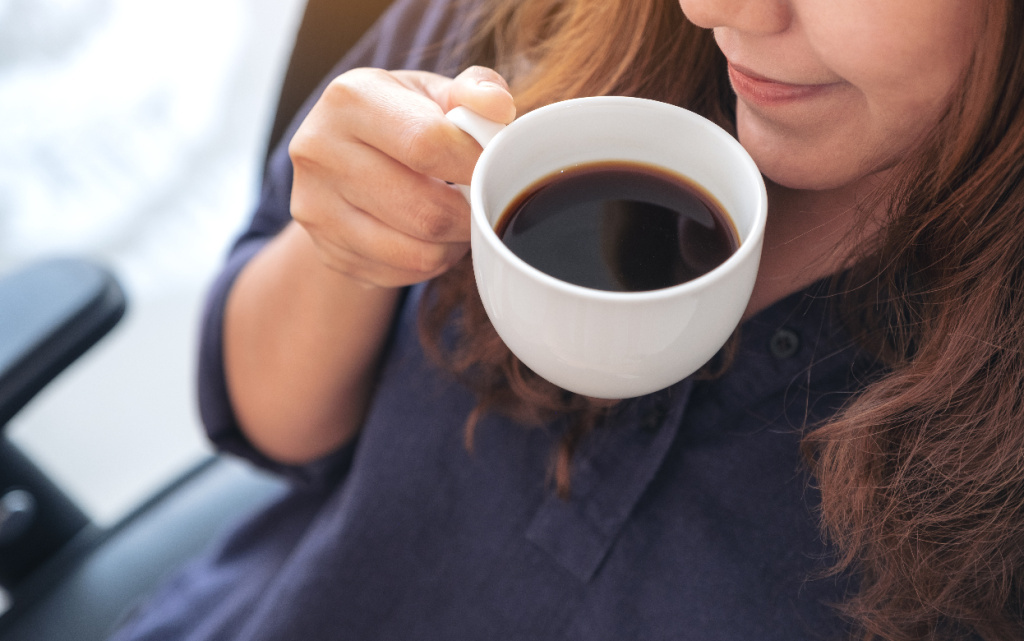  Чтобы выпить бодрящее кофе без вреда для организма, тоже нужно подобрать время. Фото: Envato Elements