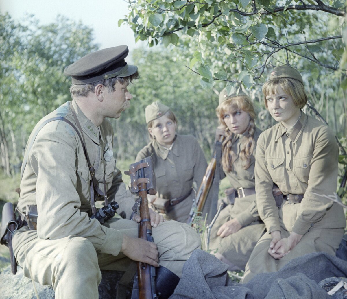    Андрей Мартынов, Ирина Шевчук, Ольга Остроумова, Екатерина Маркова в фильме «...А зори здесь тихие», 1972 годLegion-Media