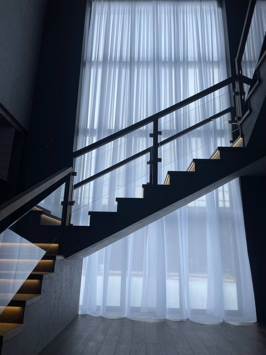 У вас панорамное остекление?
Огромные окна, пропускающие море света?
Мы знаем, что такие окна требуют особого подхода!
Большие окна - это архитектурный шедевр, но они также ставят перед владельцами непростую задачу: как красиво оформить пространство, сохранить приватность и при этом не "утяжелить" интерьер?

Мы специализируемся на пошиве штор абсолютно любой высоты.

Неважно, 3 метра у вас высота потолков или 6 метров - наши мастера справятся с задачей любой сложности. 
Дизайнеры приедут к вам, чтобы учесть все особенности больших окон и снять идеальные мерки.
•Мы берем на себя весь процесс - от идеи и эскиза до финального монтажа 

Запишитесь на консультацию по телефону [89859632672].