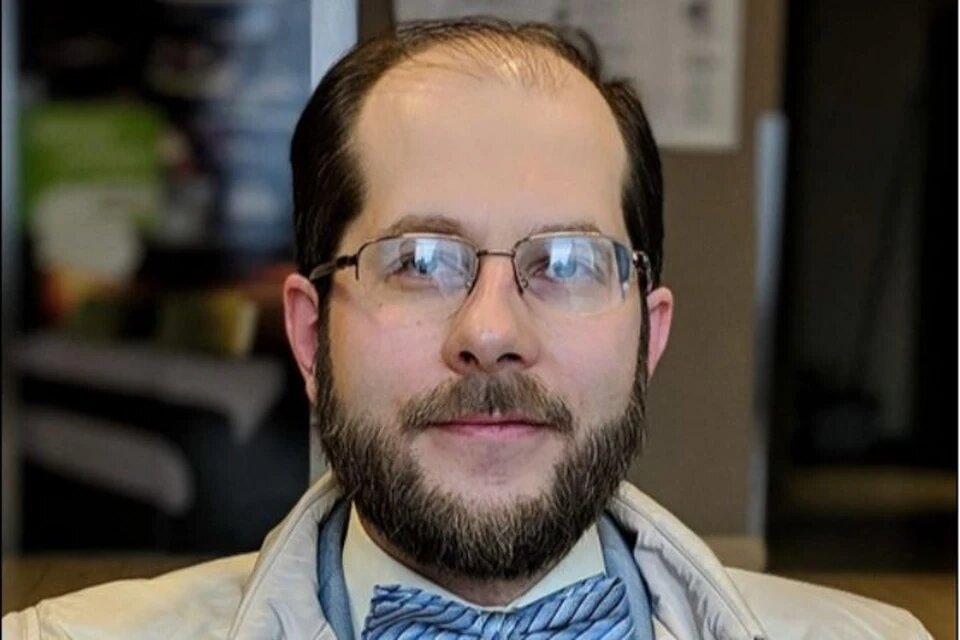 Олег Павлович Балановский (1977- 2021 гг.) — российский учёный-генетик, доктор биологических наук, профессор РАН.  Научная деятельность была посвящена исследованию русского генофонда, генофонда народов Северного Кавказа, Восточной Европы и Центральной Азии, а также выявлению глобальных закономерностей мирового генофонда, созданию картографических атласов.  Источник: https://www.yar.kp.ru/daily/23002/4440428/