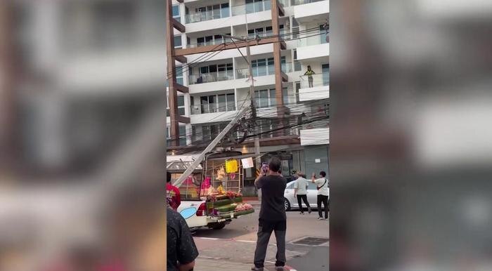 На русском рынке в Паттайе рухнули фонарные столбы, россияне остались без света. Обложка © Telegram/Реальный Таиланд Новости