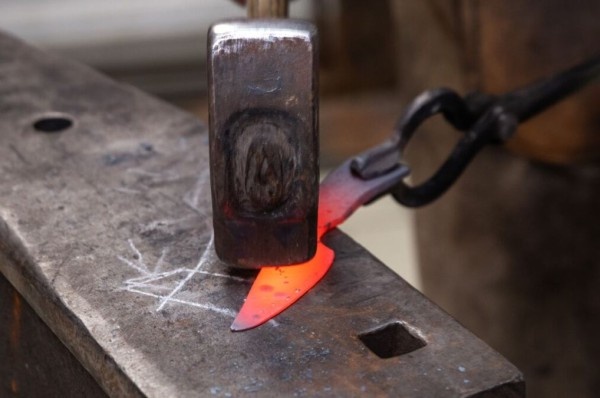 Фото с сайта https://survival-kompass.de/en/d2-or-440c-knife-steel-comparison/