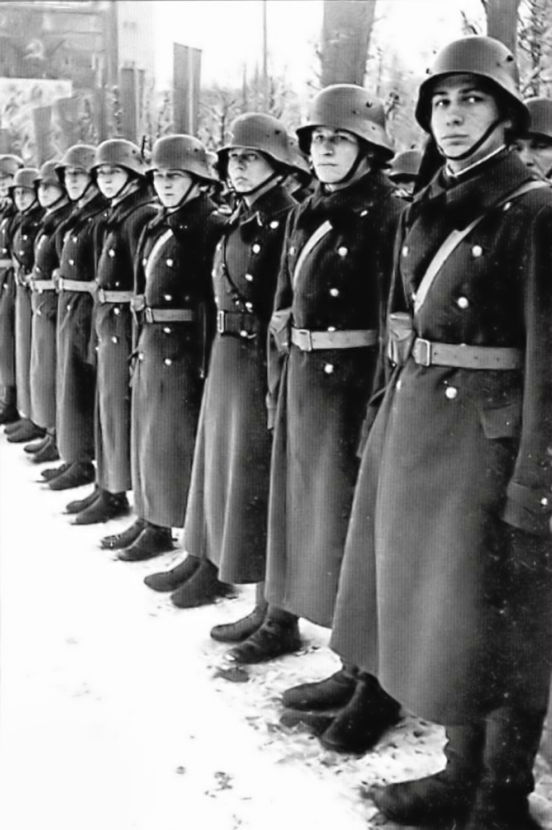 2.	Солдаты 22-го эстонского территориального корпуса на параде в Таллинне, 7 ноября 1940 года. Несмотря на немецкие каски на головах эстонских солдат, на втором плане хорошо виден плакат с изображение серпа и молота. http://malikutak.blogspot.com/2012/11/7-1940-7-1940-27.html