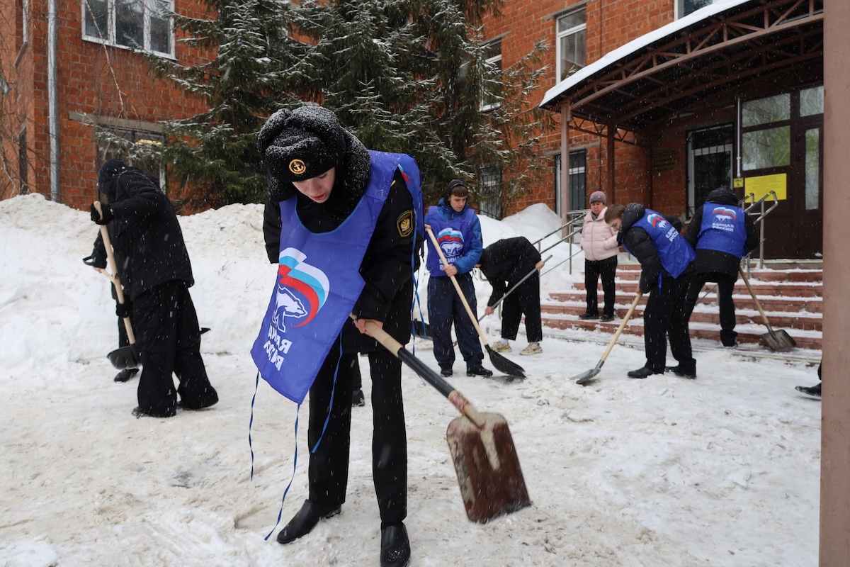    Добровольцы очистили от снега территорию поликлиники, школьный стадион и площадки в сквере