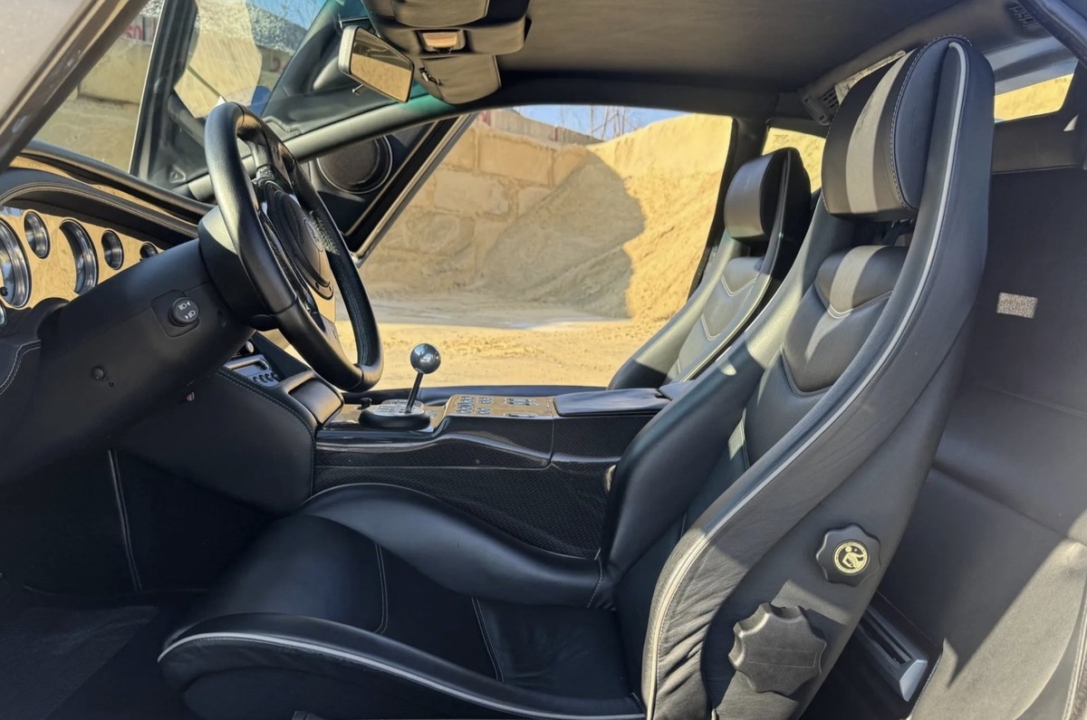    Интерьер отделан черной кожей с синими углепластиковыми акцентами