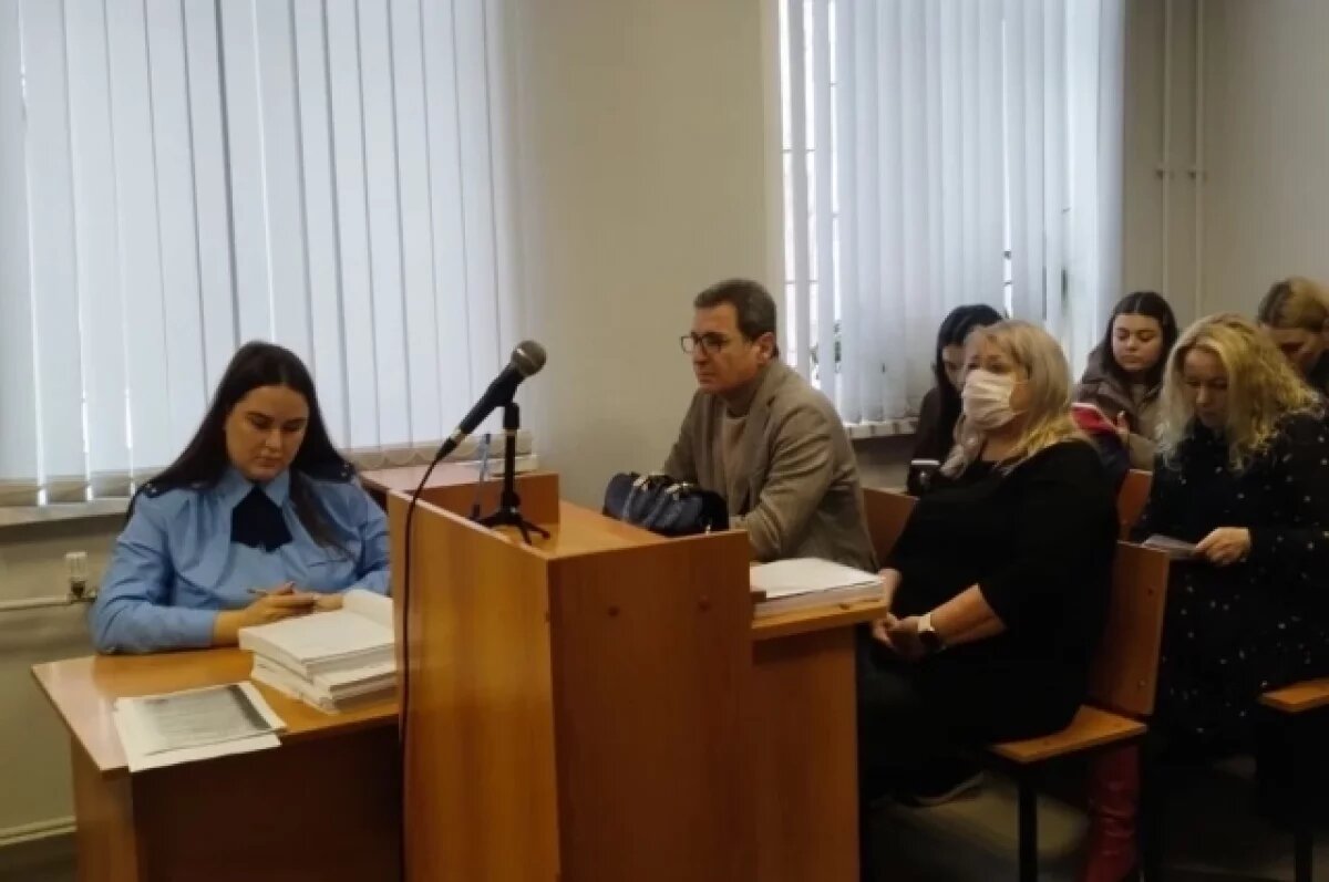    Армен Бенян и его бывшая подчинённая на суде держались спокойно, от камер не прятались.