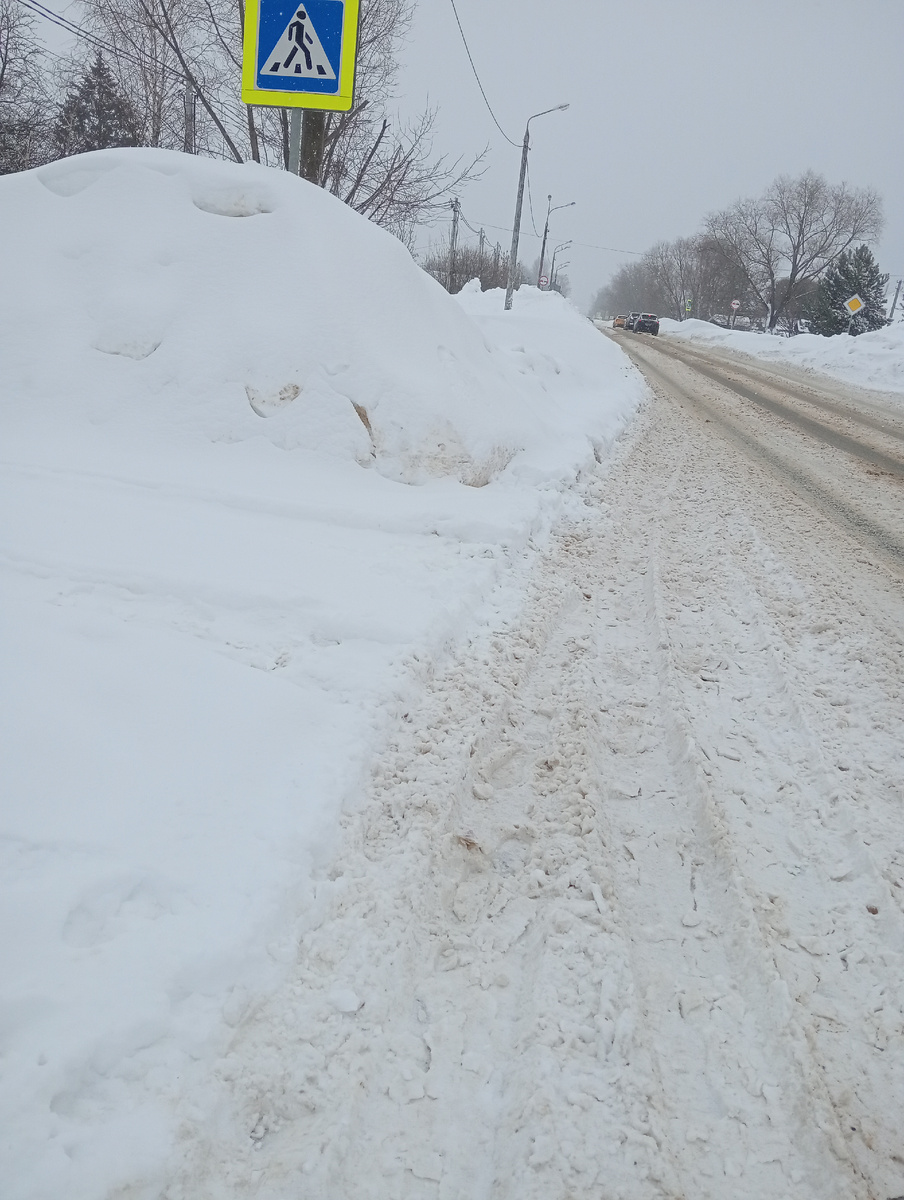 Таня наша ждёт автобус.