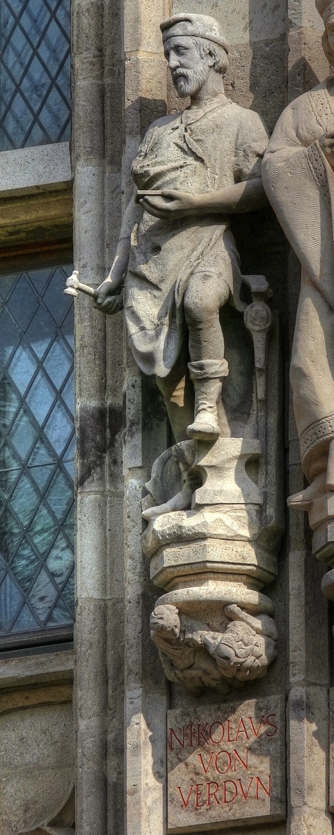 Скульптурная фигура Николая Верденского на Кельнской ратуше (в галерее знаменитых жителей Кёльна, с VIII по XVII век). Кёльн, Германия. 