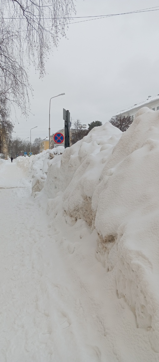 Сугробы вдоль тротуара