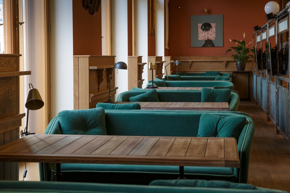 На фото: наша мебель и предметы интерьера в одном из популярных заведений Самары