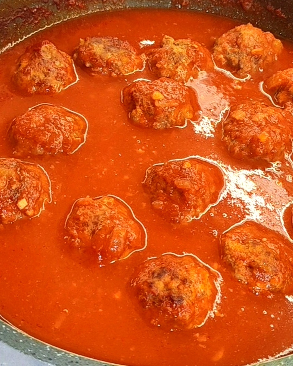 В этот момент тефтели не тушатся — они фактически готовятся в жире, поэтому и появляется тяжесть.