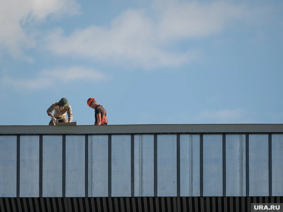     Рабочий разбирал кровлю старого цеха (архивное фото)