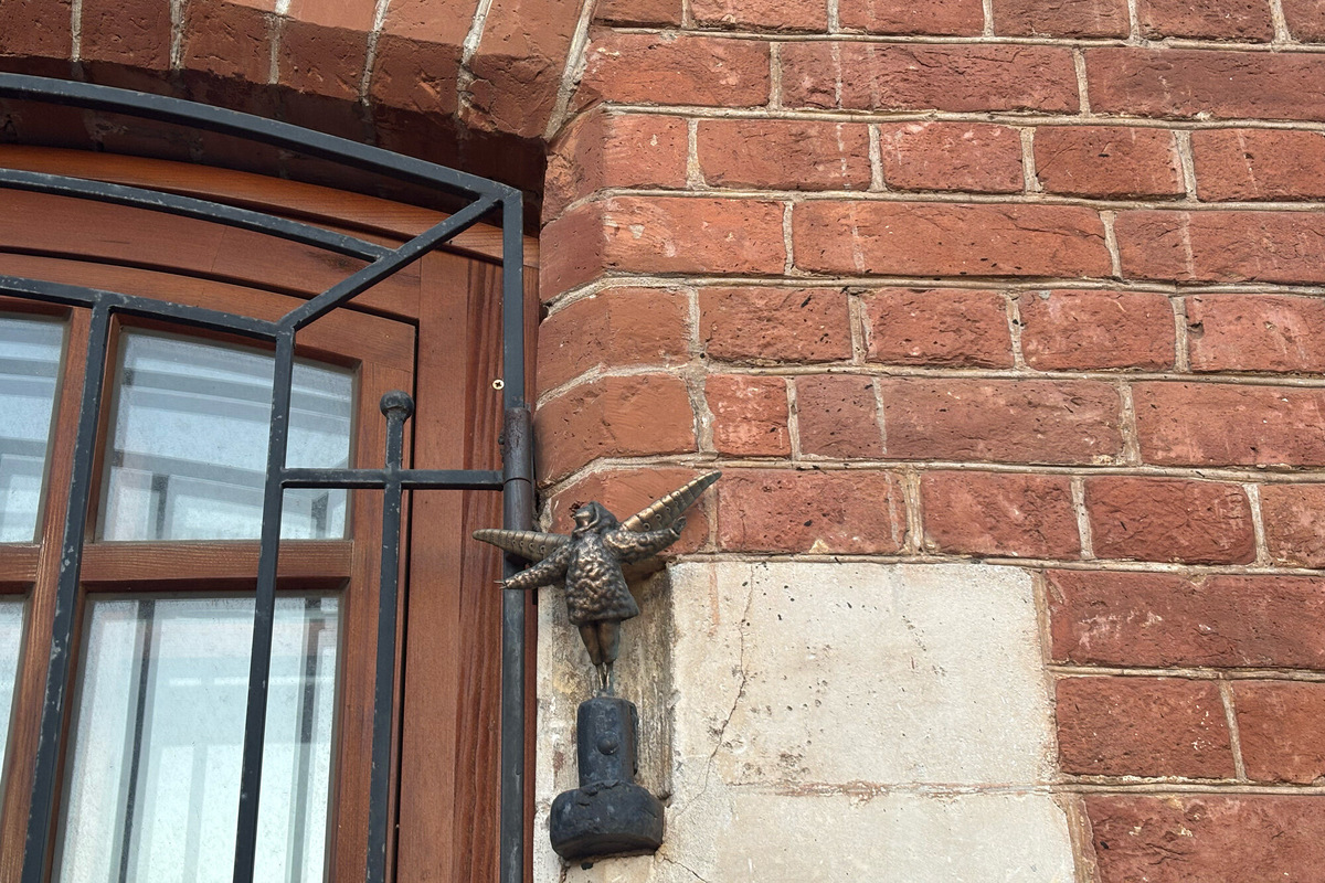 Ещё двоих — Шалопута и Шпильку — увидите, когда пойдёте на экскурсию в музей пожарного дела и подниметесь на каланчу