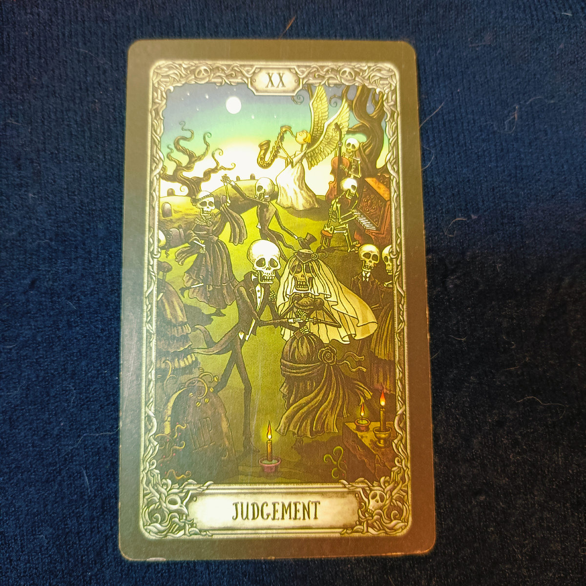 Карта Страшный суд. Этот человек переживает сто-то вроде периода открытий, связанных с Вами. Может быть, это происходит благодаря Вам, но, возможно, такие перемены в его отношении к вам связаны с его личными наблюдениями и выводами. В последнем случае можно говорить о том, что человек решил взглянуть на вас по-новому, оставив в прошлом предвзятость и пристрастность.