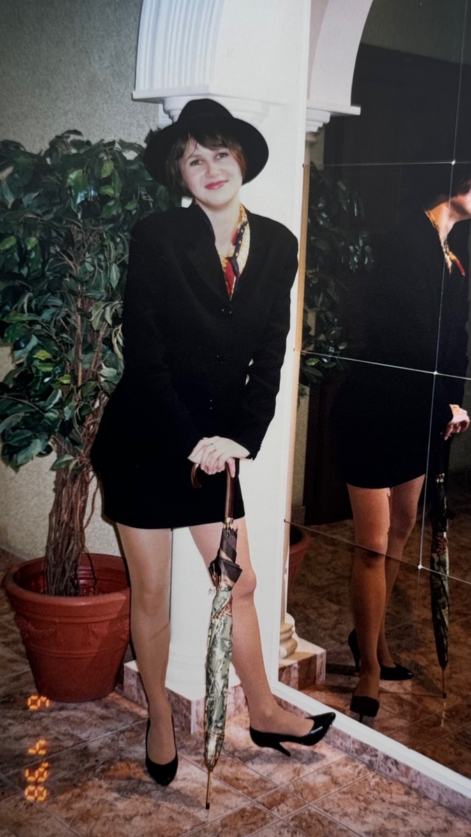 Если мужчина улыбался мне на улице, я просто опускала глаза и проходила мимо, напоминая запуганного воробья. Я шарахалась от любых заигрываний, так как видела в них опасность и потенциальный геморрой в виде лишней стирки, глажки, бардака и вечных придирок. А оно надо? 