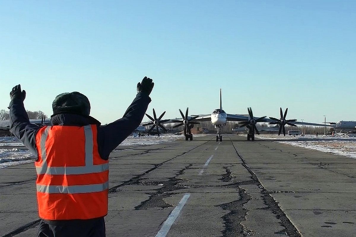    В ночь с 22 на 23 февраля 1994 года в режиме радиомолчания, скрытно, со светомаскировкой с аэродрома Чаган с интервалом в две минуты в сторону России вылетели 40 стратегических Ту-95МС с крылатыми ракетами на борту. / Министерство обороны РФ/РИА Новости