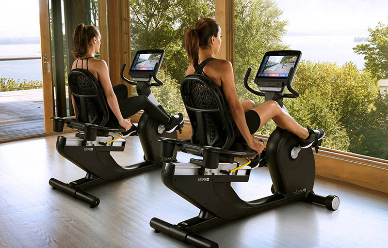 Домашние тренировки на горизонтальном велотренажёре (Изображение из открытых источников)