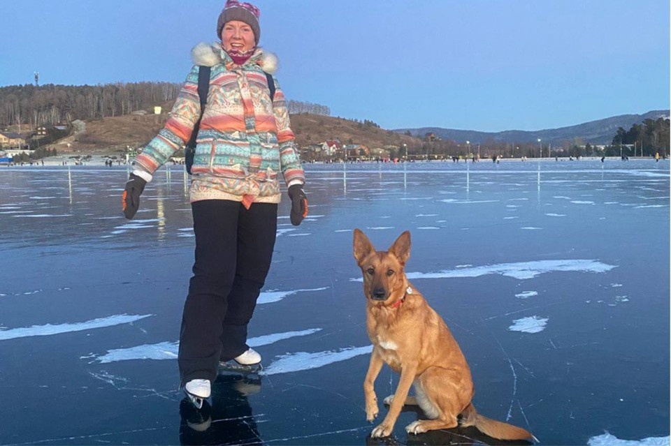    Со своей собакой Алена часто ходит в кафе, куда пускают животных, и не всегда посетители даже замечают питомца. Фото: предоставлено КП-Челябинск