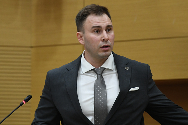    Евгений Бондаренко: «Поражает зависимость от импорта — 95 процентов сырья ввозится из-за рубежа. Даже восстановление «КЗСК-Силикона» не покроет весь спрос!».   
Фото: rais.tatarstan.ru