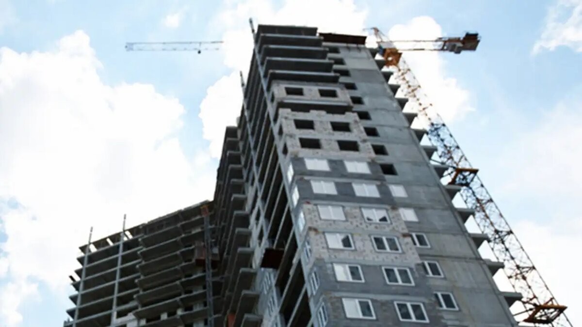    Строительство многоквартирного дома. © freepik.com/pressfoto