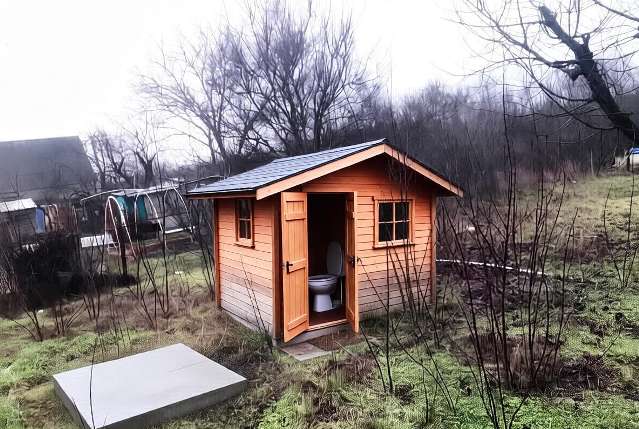 Позже здесь появился нормльный сортир - вместо древнего советского петушатника