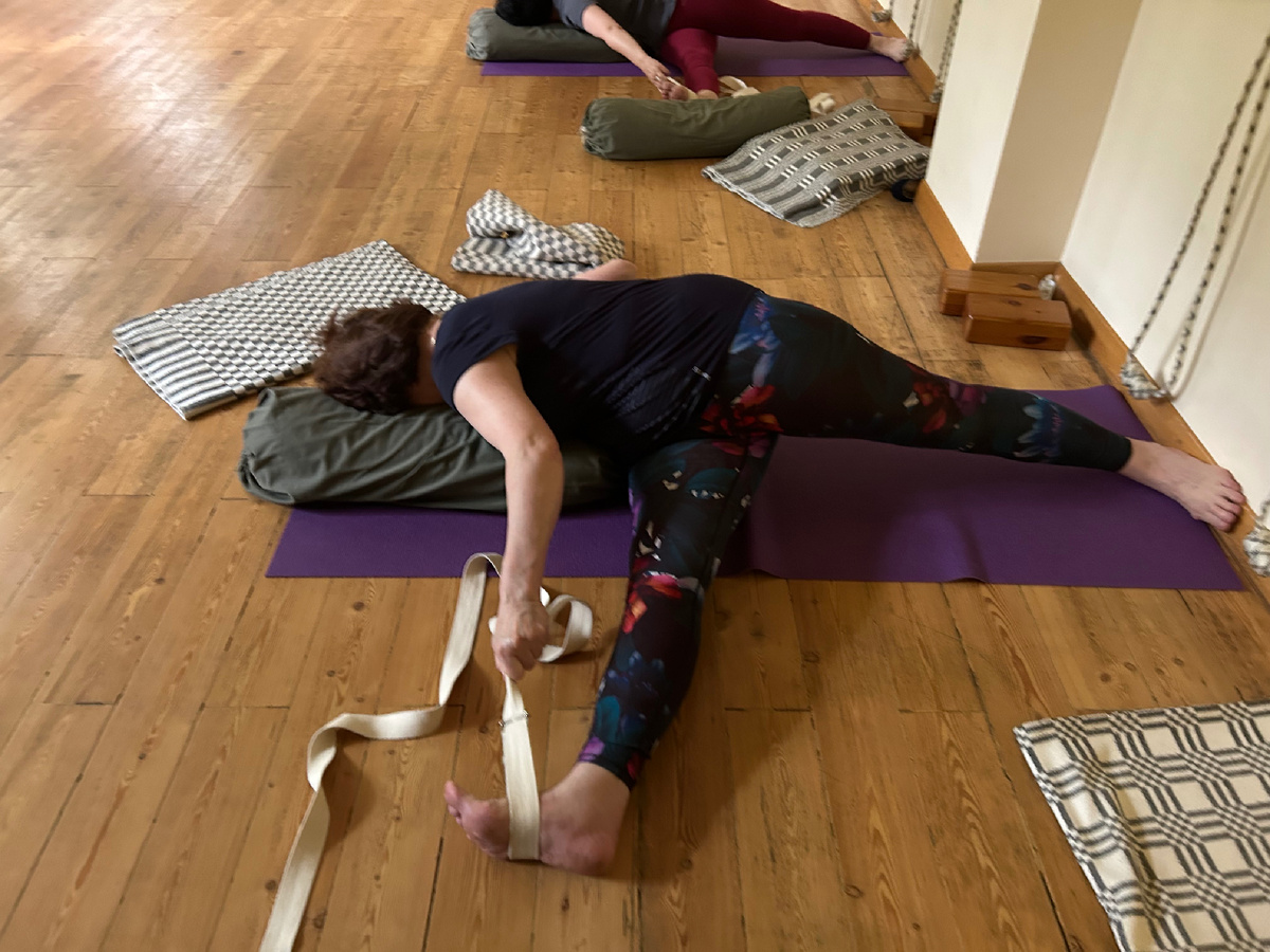 Адха Мукха Париврита Супта Падангуштхасана