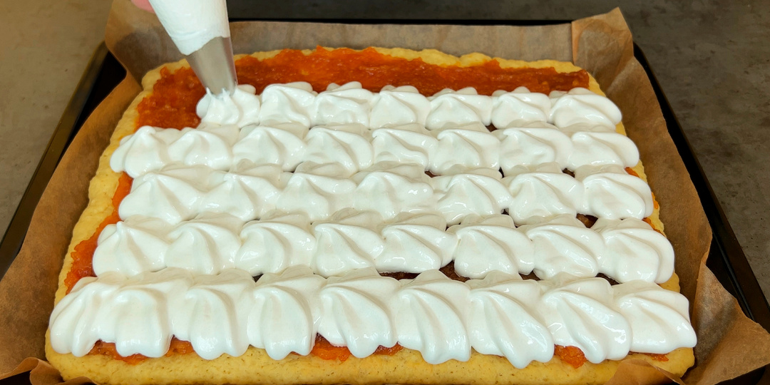 Желтки — в тесто, белки — сверху! Бесподобный пирог с джемом и меренгой за копейки