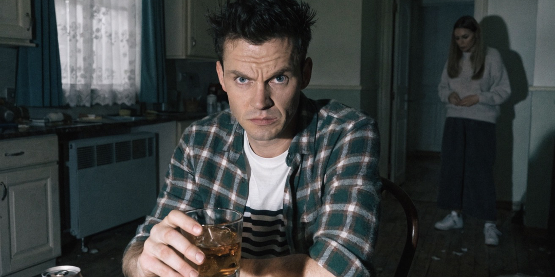 Пьяную жену привёл с корпоратива коллега. Одна деталь выдала их тайну