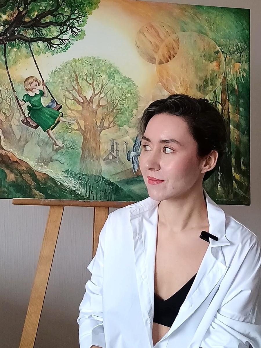 Художник Елизавета Мелкозёрова на фоне своего творения. Декабрь 2025.