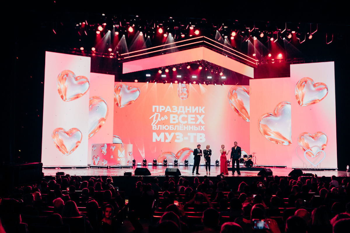 Константин Анисимов, Юлианна Караулова, Анжелика Пушнова и Стас
Костюшкин