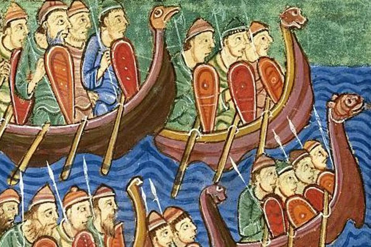    Точная численность армии викингов неизвестна, но она была описана в хрониках как одна из крупнейших сил в своем роде, включая сотни судов и тысячи людей. / wikipedia.org