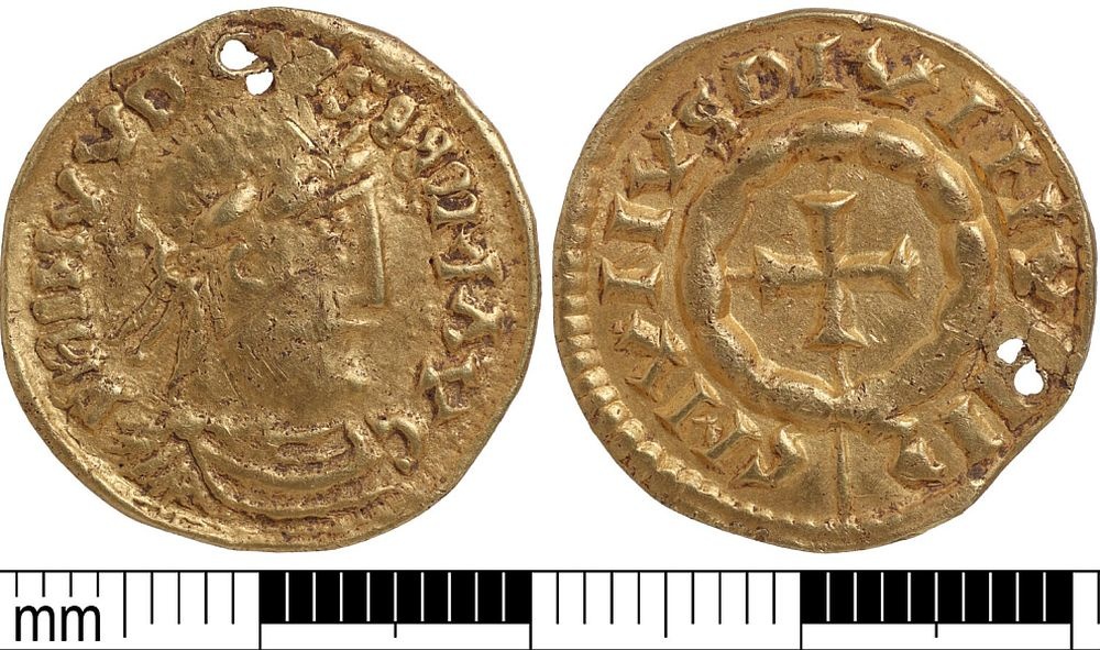    Найденная монета - имитация золотого солида сына Карла Великого - Людовика Благочестивого. / Фото: bbc.com