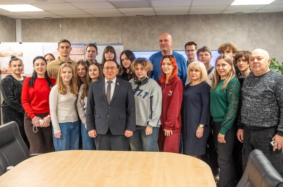    В Мариуполе вице-спикер Народного Совета ДНР Андрей Крамар обсудил с активистами «Движения Первых» роль молодежи в развитии Республики. Фото: t.me/ak_donbas