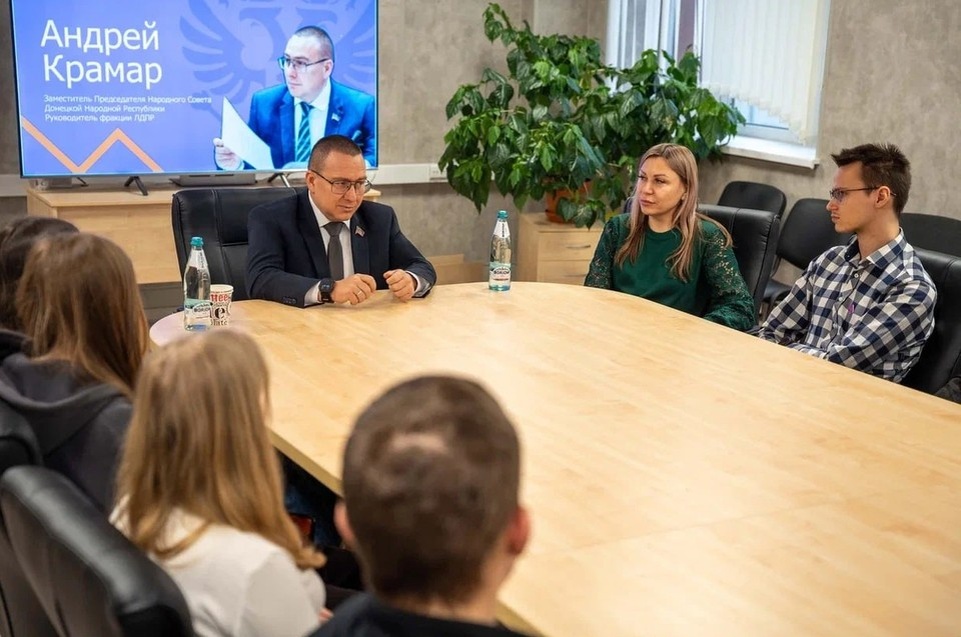    В Мариуполе вице-спикер Народного Совета ДНР Андрей Крамар обсудил с активистами «Движения Первых» роль молодежи в развитии Республики. Фото: t.me/ak_donbas